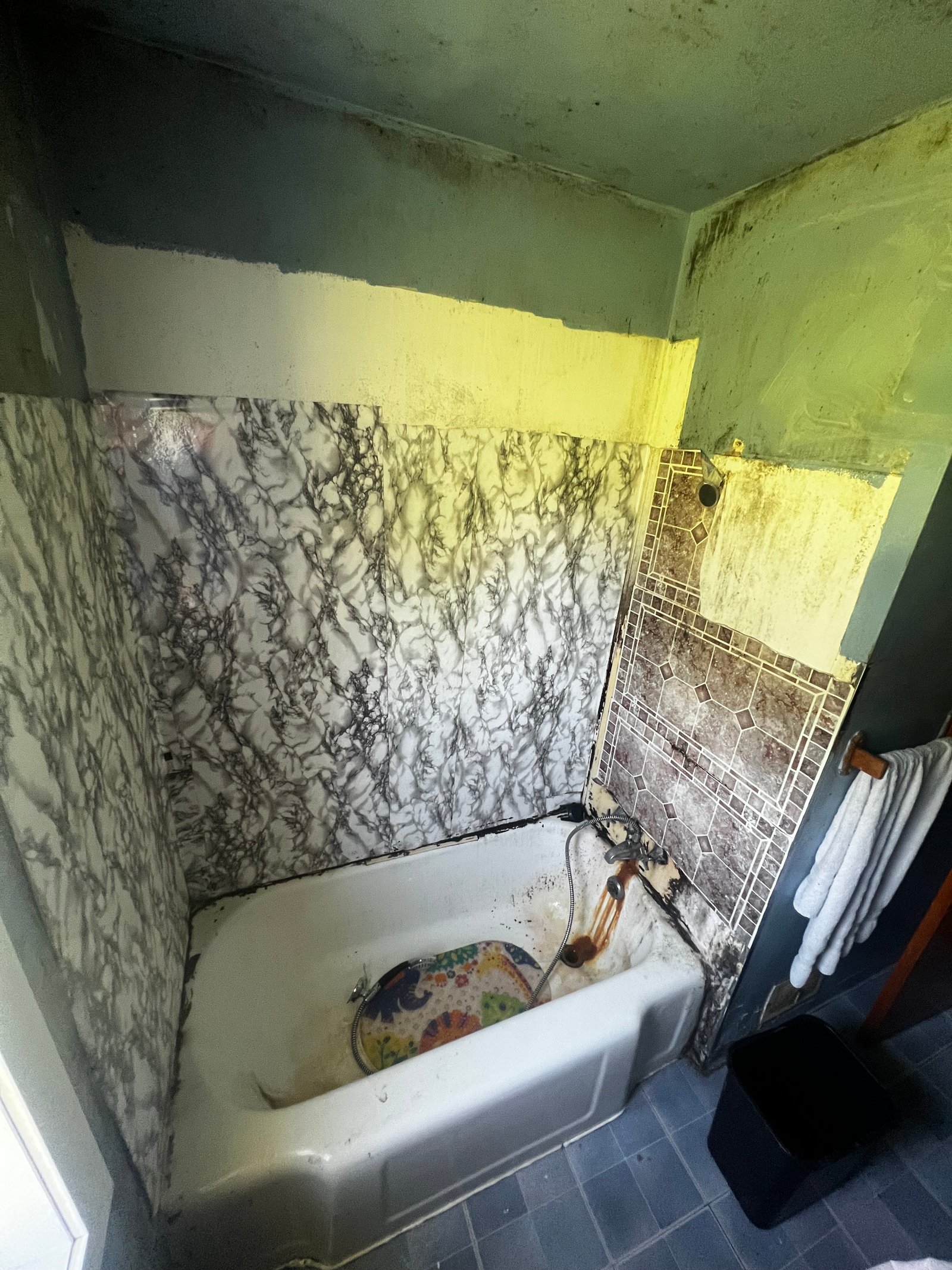 Bathroom before remodel 13